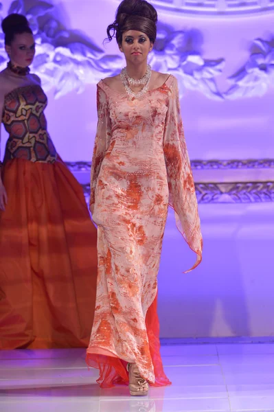 NEW YORK - FEBRUARY 17: A Model walks on the Ariel Cedeno fashion runway at The New Yorker Hotel during Couture Fashion Week on February 17, 2013 in New York City — Stock Photo, Image