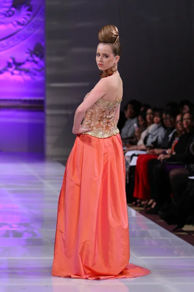 NEW YORK - FEBRUARY 17: A Model walks on the Ariel Cedeno fashion runway at The New Yorker Hotel during Couture Fashion Week on February 17, 2013 in New York City — Stock Photo, Image