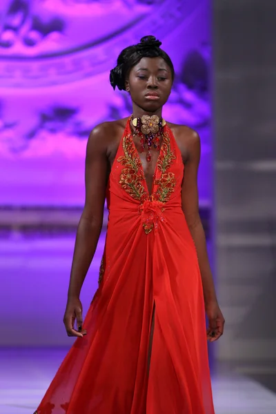 NEW YORK - 17 FÉVRIER : Un mannequin marche sur la piste de mode Lourdes Atencio au New Yorker Hotel lors de la Couture Fashion Week le 17 février 2013 à New York — Photo