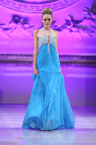 NOVA IORQUE - FEVEREIRO 17: Um modelo caminha na pista de moda Lourdes Atencio no The New Yorker Hotel durante a Couture Fashion Week em 17 de fevereiro de 2013 em Nova York — Fotografia de Stock