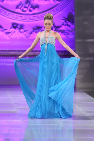 NEW YORK - FEBRUARY 17: A Model walks on the Lourdes Atencio fashion runway at The New Yorker Hotel during Couture Fashion Week on February 17, 2013 in New York City — Stock Photo, Image