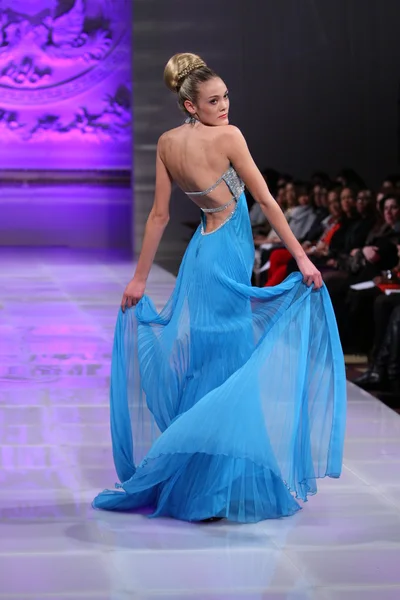 НЬЮ-ЙОРК - 17 февраля 2013 года во время Недели моды в Нью-Йорке модель прогуливается по модной подиуму Lourdes Atencio в отеле The New Yorker — стоковое фото