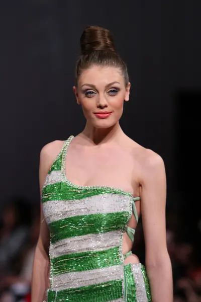 NEW YORK - 17 FEBBRAIO: Una modella cammina sulla pista di moda di Lourdes Atencio al The New Yorker Hotel durante la Couture Fashion Week del 17 febbraio 2013 a New York — Foto Stock