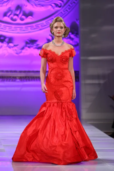 NOVA IORQUE - FEVEREIRO 17: Um modelo caminha na pista de moda Lourdes Atencio no The New Yorker Hotel durante a Couture Fashion Week em 17 de fevereiro de 2013 em Nova York — Fotografia de Stock