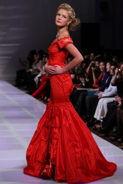 NEW YORK - 17 FÉVRIER : Un mannequin marche sur la piste de mode Lourdes Atencio au New Yorker Hotel lors de la Couture Fashion Week le 17 février 2013 à New York — Photo