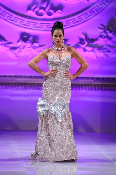 NOVA IORQUE - FEVEREIRO 17: Um modelo caminha na pista de moda Lourdes Atencio no The New Yorker Hotel durante a Couture Fashion Week em 17 de fevereiro de 2013 em Nova York — Fotografia de Stock