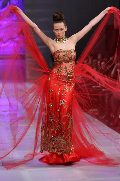 NEW YORK - FEBRUARY 17: A Model walks on the Lourdes Atencio fashion runway at The New Yorker Hotel during Couture Fashion Week on February 17, 2013 in New York City — Stock Photo, Image