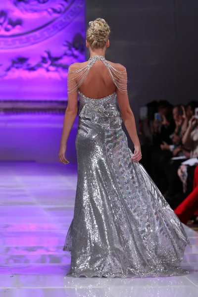 НЬЮ-ЙОРК - 17 февраля 2013 года во время Недели моды в Нью-Йорке модель прогуливается по модной подиуму Lourdes Atencio в отеле The New Yorker — стоковое фото