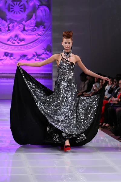 NEW YORK - FEBRUARY 17: A Model walks on the Lourdes Atencio fashion runway at The New Yorker Hotel during Couture Fashion Week on February 17, 2013 in New York City — Stock Photo, Image