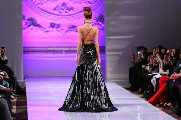 New york - 17 februari: een model wandelingen op de lourdes atencio mode baan bij het new yorker hotel tijdens couture fashionweek op 17 februari 2013 in new york city — Stockfoto