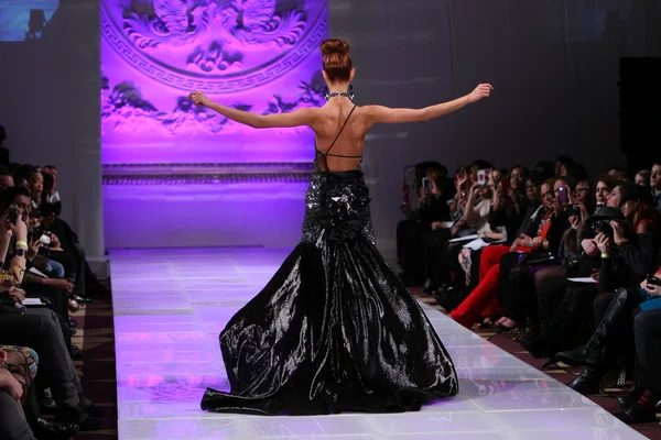 NUEVA YORK - 17 DE FEBRERO: Una Modelo camina por la pasarela de moda Lourdes Atencio en el Hotel The New Yorker durante la Semana de la Moda Couture el 17 de febrero de 2013 en la ciudad de Nueva York —  Fotos de Stock