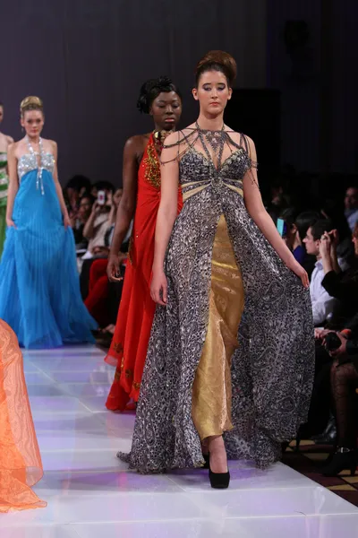 NEW YORK - FEBRUARY 17: Models walk on the Lourdes Atencio fashion runway at The New Yorker Hotel during Couture Fashion Week on February 17, 2013 in New York City — Stock Photo, Image