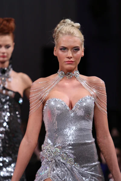 New york - 17 Şubat: modelleri yürümek new yorker Hotel lourdes atencio moda pistte couture moda haftası 17 Şubat 2013 tarihinde new York'ta