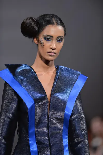 Nowy Jork - 16 lutego: model idzie na andres aquino moda pasa startowego w hotelu new yorker couture fashion Week 16 lutego 2013 r. w Nowym Jorku — Zdjęcie stockowe