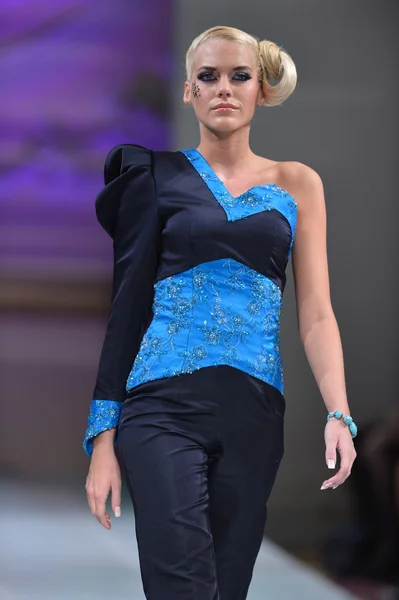 НЬЮ-ЙОРК - 16 февраля 2013 года в Нью-Йорке во время Недели моды "Couture Fashion Week" модель гуляет по модной полосе Andres Aquino на подиуме The New Yorker Hotel — стоковое фото