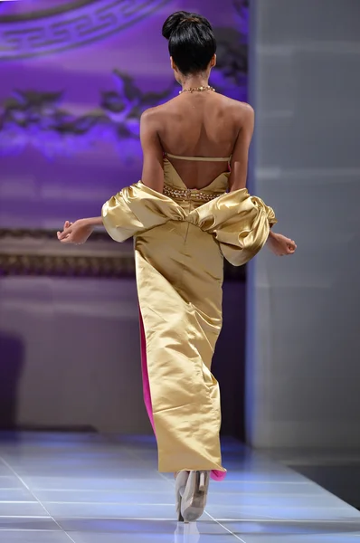 НЬЮ-ЙОРК - 16 февраля 2013 года в Нью-Йорке во время Недели моды "Couture Fashion Week" модель гуляет по модной полосе Andres Aquino на подиуме The New Yorker Hotel — стоковое фото