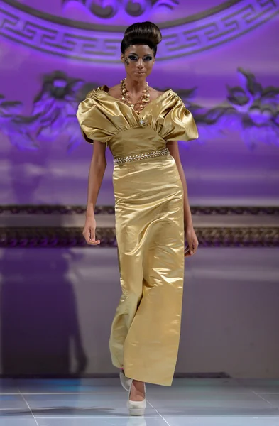 NEW YORK - 16 FEBBRAIO: Una modella cammina sulla pista di moda Andres Aquino al The New Yorker Hotel durante la Couture Fashion Week del 16 febbraio 2013 a New York — Foto Stock