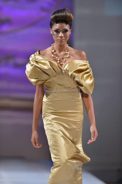 NOVA IORQUE - FEVEREIRO 16: Um modelo caminha na pista de moda Andres Aquino no The New Yorker Hotel durante a Couture Fashion Week em 16 de fevereiro de 2013 em Nova York — Fotografia de Stock