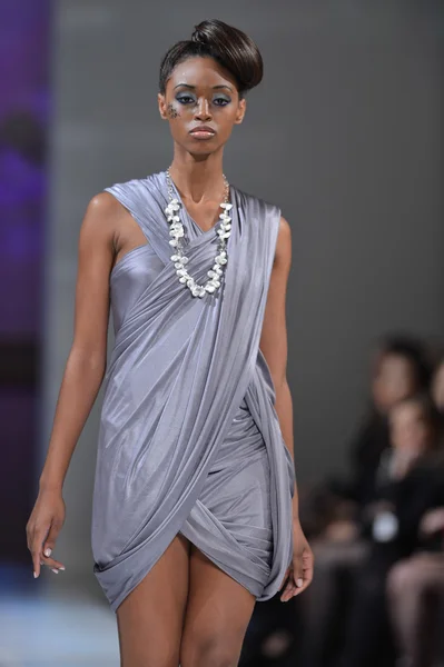 NOVA IORQUE - FEVEREIRO 16: Um modelo caminha na pista de moda Andres Aquino no The New Yorker Hotel durante a Couture Fashion Week em 16 de fevereiro de 2013 em Nova York — Fotografia de Stock