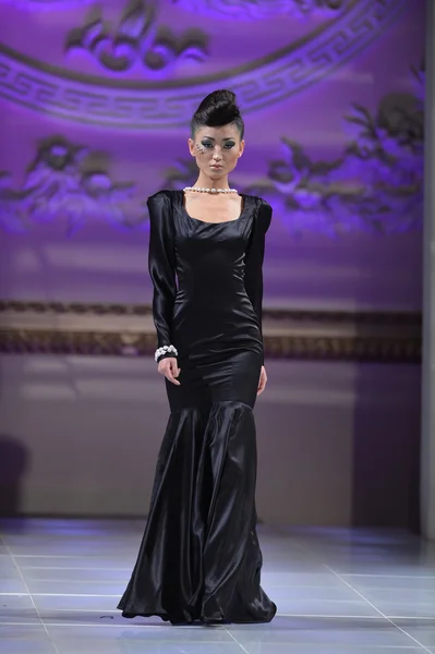 NEW YORK - FEBRUARY 16: A Model walks on the Andres Aquino fashion runway at The New Yorker Hotel during Couture Fashion Week on February 16, 2013 in New York City — Stock Photo, Image