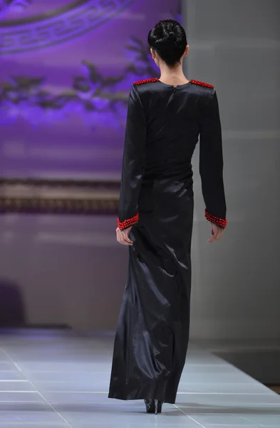 NEW YORK - FEBRUARY 16: A Model walks on the Andres Aquino fashion runway at The New Yorker Hotel during Couture Fashion Week on February 16, 2013 in New York City — Stock Photo, Image