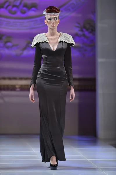 НЬЮ-ЙОРК - 16 февраля 2013 года в Нью-Йорке во время Недели моды "Couture Fashion Week" модель гуляет по модной полосе Andres Aquino на подиуме The New Yorker Hotel — стоковое фото