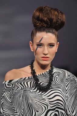 New york - 17 Şubat: manken pist lourdes atencio koleksiyonu için yeni yorkek Otel'de couture moda haftası 17 Şubat 2013 tarihinde new York'ta yürür