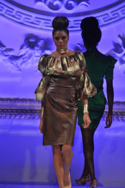 New york - 17 Şubat: manken pist lourdes atencio koleksiyonu için yeni yorkek Otel'de couture moda haftası 17 Şubat 2013 tarihinde new York'ta yürür