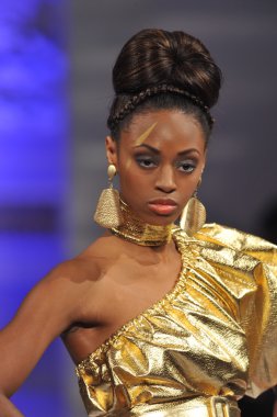 New york - 17 Şubat: manken pist için lourdes atencio koleksiyonu new yorker hotel adlı couture moda haftası 17 Şubat 2013 tarihinde new York'ta yürür