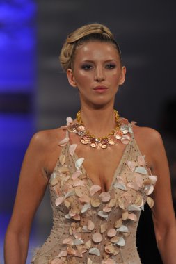 New york - 17 Şubat: manken pist tyrell mason koleksiyonu için new yorker hotel adlı couture moda haftası 17 Şubat 2013 tarihinde new York'ta yürür