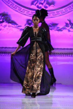 New york - 17 Şubat: manken pist tyrell mason koleksiyonu için new yorker hotel adlı couture moda haftası 17 Şubat 2013 tarihinde new York'ta yürür