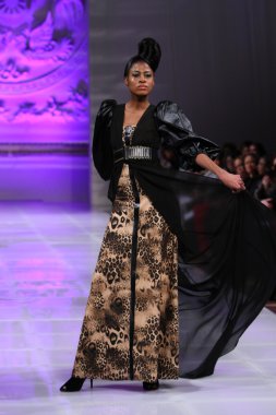 New york - 17 Şubat: manken pist tyrell mason koleksiyonu için new yorker hotel adlı couture moda haftası 17 Şubat 2013 tarihinde new York'ta yürür