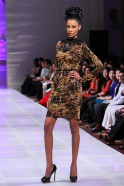 New york - 17 Şubat: manken pist tyrell mason koleksiyonu için new yorker hotel adlı couture moda haftası 17 Şubat 2013 tarihinde new York'ta yürür