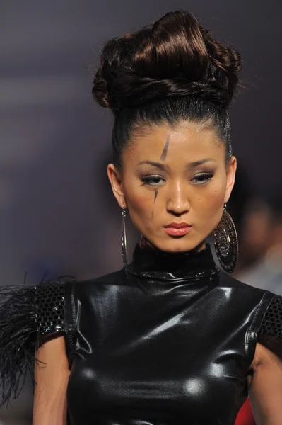 NUEVA YORK - 17 DE FEBRERO: Una modelo camina por la pasarela de la colección Lourdes Atencio en el Hotel New Yorkek durante la Semana de la Moda Couture el 17 de febrero de 2013 en la ciudad de Nueva York — Foto de Stock