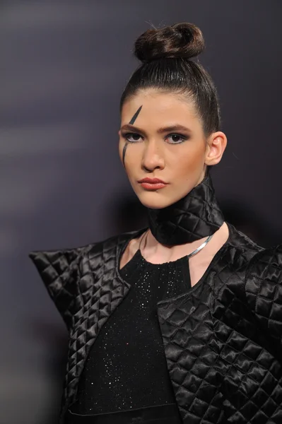 NEW YORK - FEBRUARY 17: A model walks runway for Lourdes Atencio collection at New Yorkek Hotel during Couture Fashion Week on February 17, 2013 in New York City — Stock Photo, Image