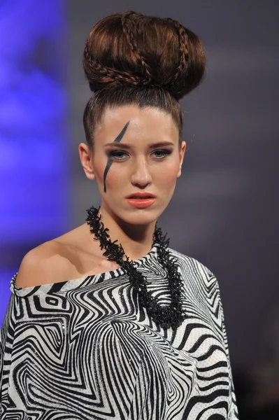 NEW YORK - FEBRUARY 17: A model walks runway for Lourdes Atencio collection at New Yorkek Hotel during Couture Fashion Week on February 17, 2013 in New York City — Stock Photo, Image