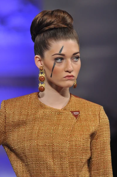 NEW YORK - 17 FÉVRIER : Un mannequin marche sur la piste de la collection Lourdes Atencio à l'hôtel New Yorkek lors de la Couture Fashion Week le 17 février 2013 à New York — Photo