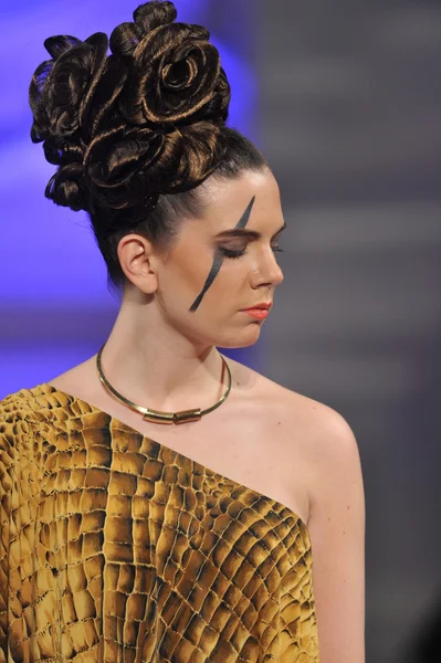 NUEVA YORK - 17 DE FEBRERO: Una modelo camina por la pasarela de la colección Lourdes Atencio en el Hotel New Yorkek durante la Semana de la Moda Couture el 17 de febrero de 2013 en la ciudad de Nueva York —  Fotos de Stock