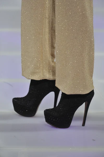 NEW YORK - FEBRUARY 17: A model walks runway for Lourdes Atencio collection at New Yorker Hotel during Couture Fashion Week on February 17, 2013 in New York City — Stock Photo, Image