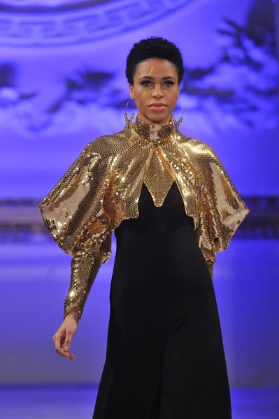 NEW YORK - FEBRUARY 17: A model walks runway for Lourdes Atencio collection at New Yorker Hotel during Couture Fashion Week on February 17, 2013 in New York City — Stock Photo, Image