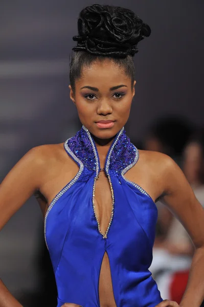 NUEVA YORK - 17 DE FEBRERO: Una modelo camina por la pasarela de la colección Tyrell Mason en el New Yorker Hotel durante la Semana de la Moda Couture el 17 de febrero de 2013 en la ciudad de Nueva York —  Fotos de Stock