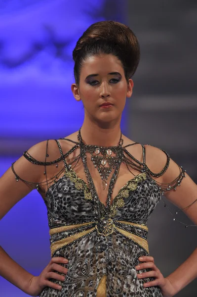 NUEVA YORK - 17 DE FEBRERO: Una modelo camina por la pasarela de la colección Tyrell Mason en el New Yorker Hotel durante la Semana de la Moda Couture el 17 de febrero de 2013 en la ciudad de Nueva York —  Fotos de Stock