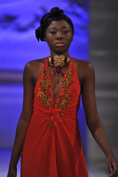 NUEVA YORK - 17 DE FEBRERO: Una modelo camina por la pasarela de la colección Tyrell Mason en el New Yorker Hotel durante la Semana de la Moda Couture el 17 de febrero de 2013 en la ciudad de Nueva York —  Fotos de Stock