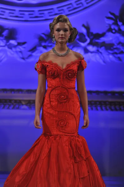 NOVA IORQUE - FEVEREIRO 17: Um modelo caminha pista para coleção Tyrell Mason no New Yorker Hotel durante Couture Fashion Week em 17 de fevereiro de 2013 em Nova York — Fotografia de Stock