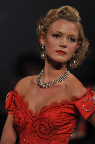 NUEVA YORK - 17 DE FEBRERO: Una modelo camina por la pasarela de la colección Tyrell Mason en el New Yorker Hotel durante la Semana de la Moda Couture el 17 de febrero de 2013 en la ciudad de Nueva York — Foto de Stock