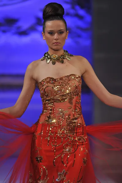 NEW YORK - FEBRUARY 17: A model walks runway for Tyrell Mason collection at New Yorker Hotel during Couture Fashion Week on February 17, 2013 in New York City — Stock Photo, Image