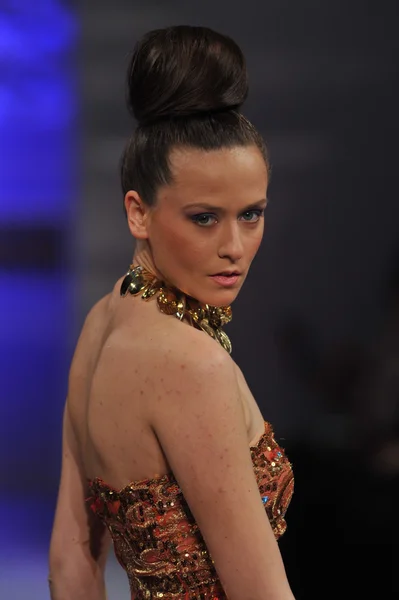 NEW YORK - FEBRUARY 17: A model walks runway for Tyrell Mason collection at New Yorker Hotel during Couture Fashion Week on February 17, 2013 in New York City — Stock Photo, Image