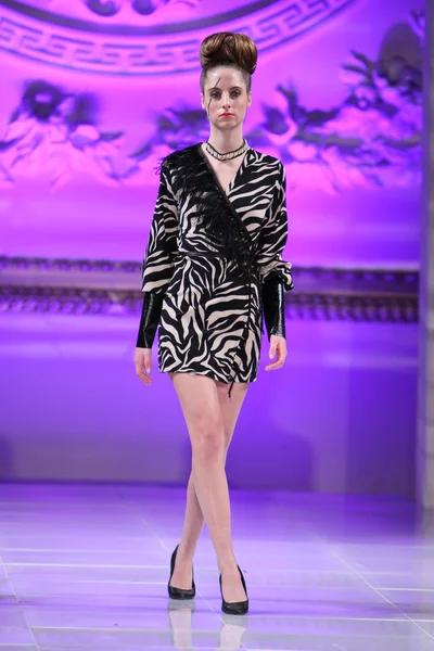 NOVA IORQUE - FEVEREIRO 17: Um modelo caminha pista para coleção Tyrell Mason no New Yorker Hotel durante Couture Fashion Week em 17 de fevereiro de 2013 em Nova York — Fotografia de Stock