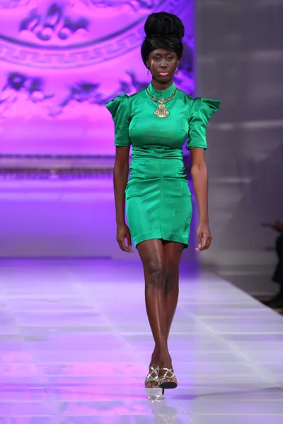 NUEVA YORK - 17 DE FEBRERO: Una modelo camina por la pasarela de la colección Tyrell Mason en el New Yorker Hotel durante la Semana de la Moda Couture el 17 de febrero de 2013 en la ciudad de Nueva York —  Fotos de Stock