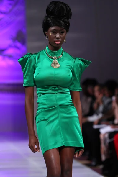 NUEVA YORK - 17 DE FEBRERO: Una modelo camina por la pasarela de la colección Tyrell Mason en el New Yorker Hotel durante la Semana de la Moda Couture el 17 de febrero de 2013 en la ciudad de Nueva York — Foto de Stock